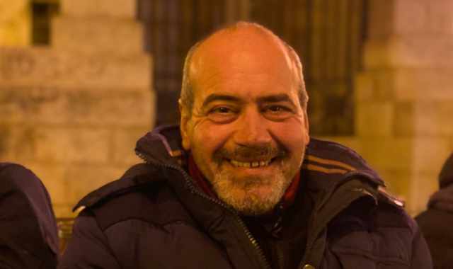 C' chi lo chiama Granclasse e chi Buoncaff:  Michele, il "cantastorie" di Barletta